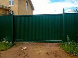 Забор с откатными воротами под ключ RAL 6005