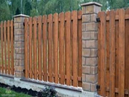 Красивый забор из дерева с каменными столбами